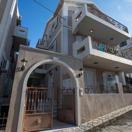 Apartment Elena's 4 *